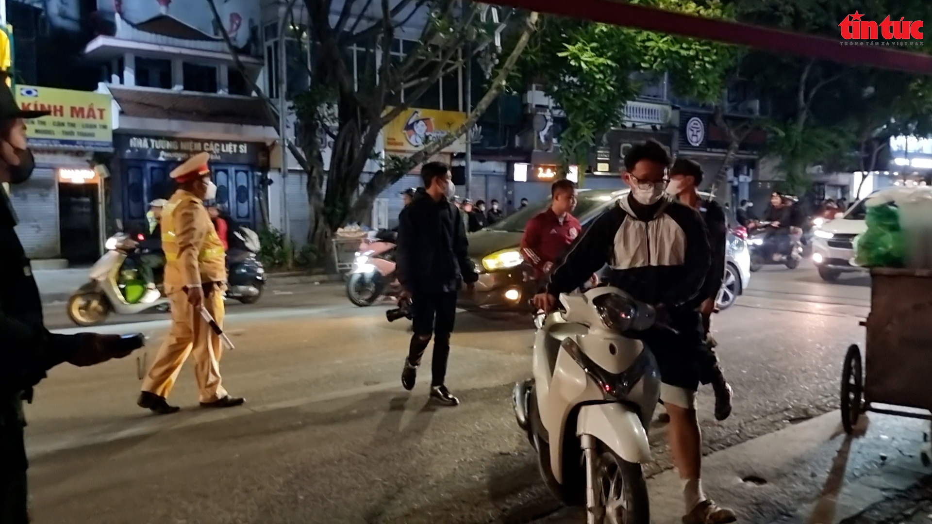 Lực lượng 141 hóa trang vây bắt quái xế trong đêm