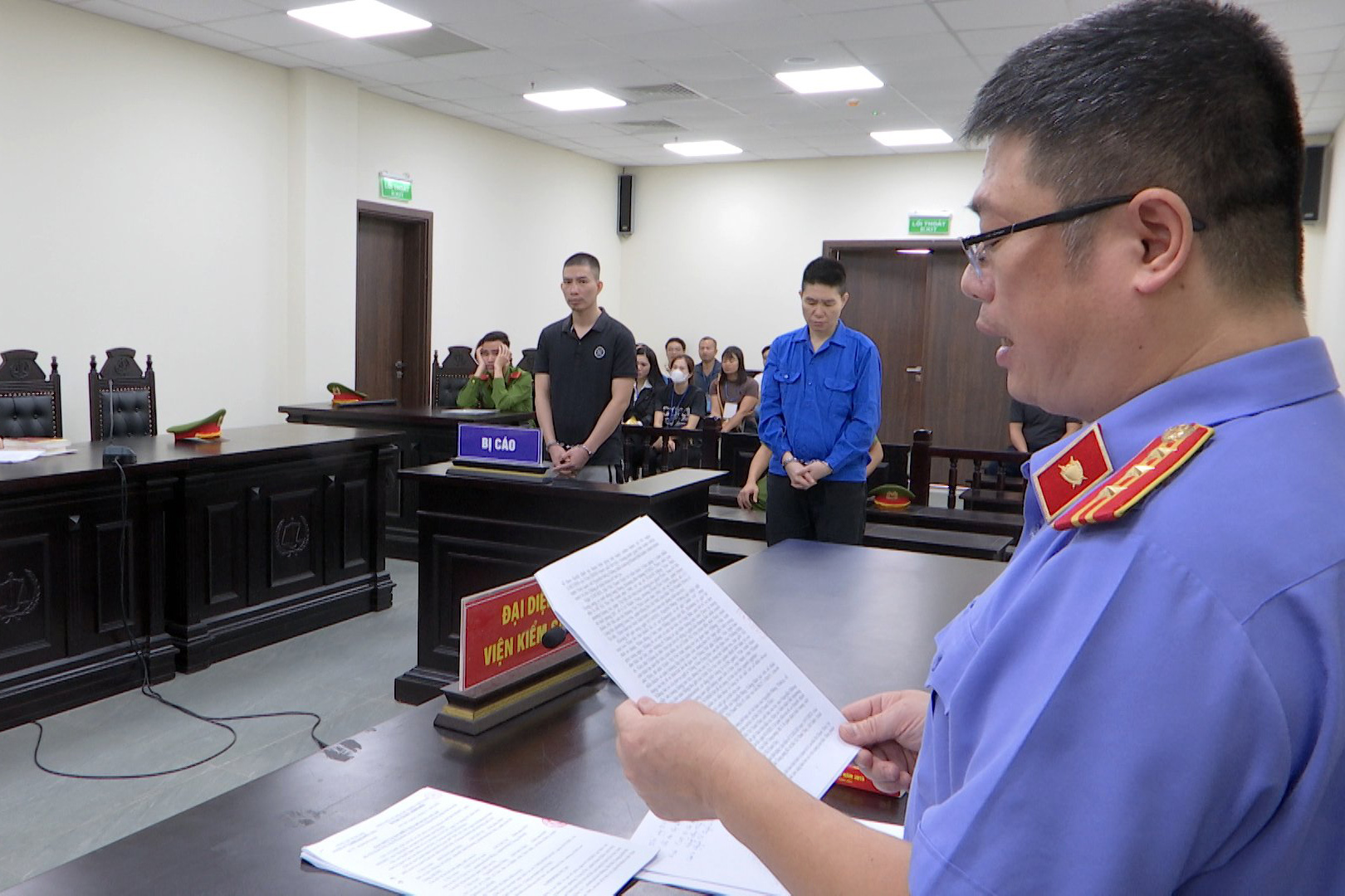 Điều dưỡng viên bệnh viện tâm thần mua ma tuý của bệnh nhân