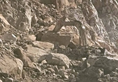 Một chủ mỏ đá bị đá đè tử vong khi đang lái máy xúc