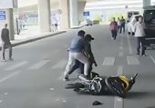 Khống chế hai thanh niên phóng xe máy, náo loạn sân bay Tân Sơn Nhất