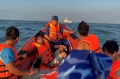 14 ngư dân bị chìm tàu được Cảnh sát biển đưa về bờ an toàn