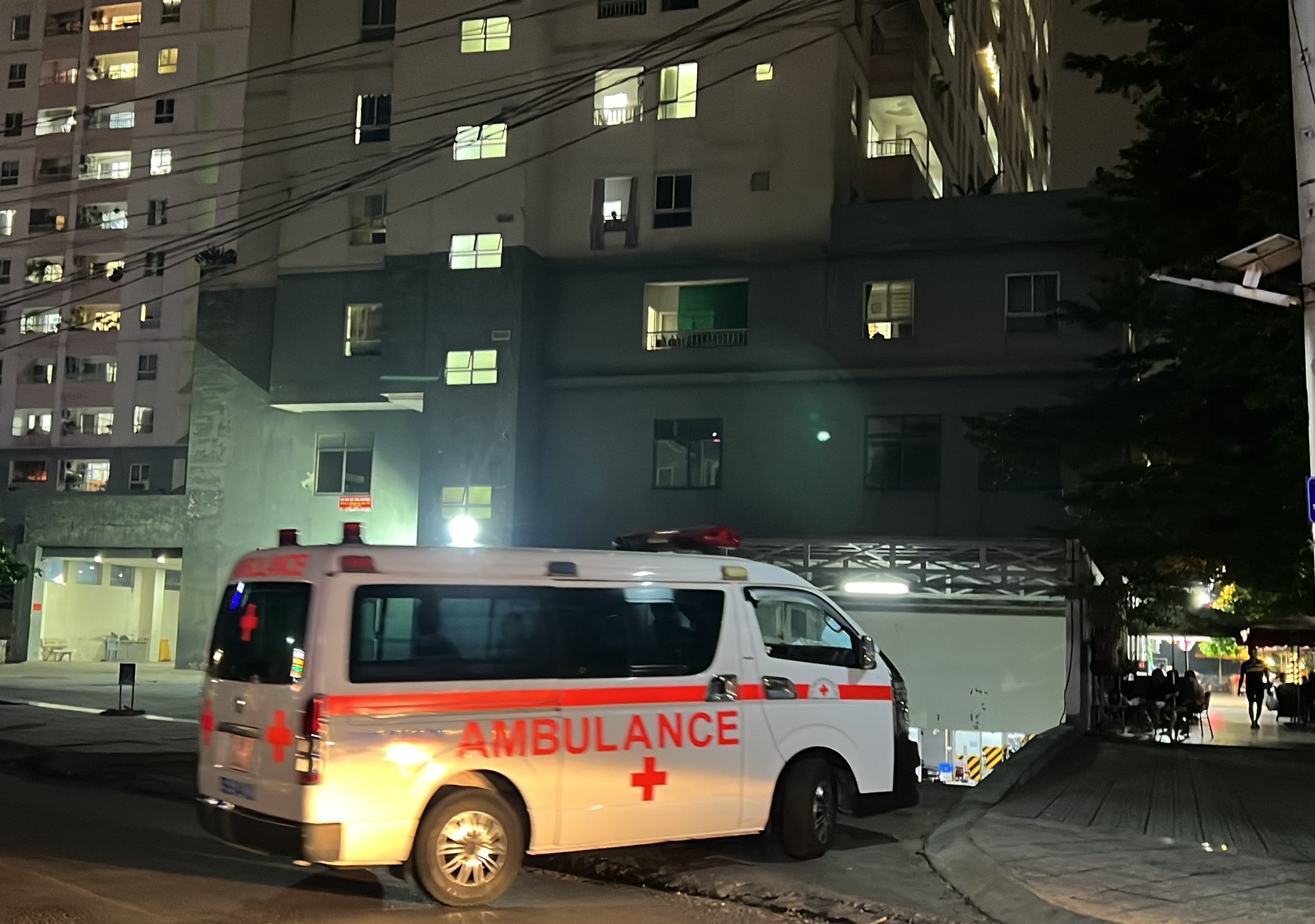 Điều tra nguyên nhân cô gái trẻ rơi lầu cao chung cư xuống tầng 4 tử vong