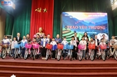 Chi hội Báo chí Trung ương tại Thanh Hóa trao quà cho học sinh miền núi ​

​