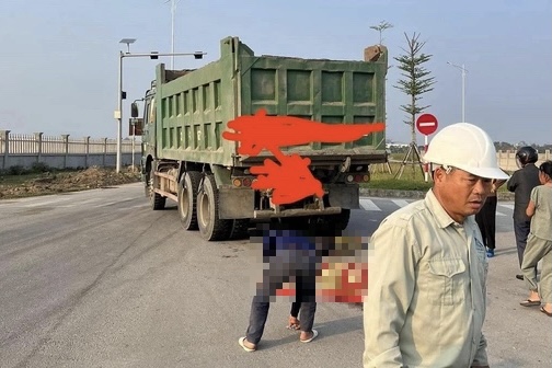 Va chạm với ôtô tải khiến cháu tử vong tại chỗ, ông cấp cứu