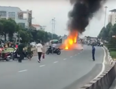Hai xe máy tông nhau trên cầu vượt rồi bất ngờ bốc cháy