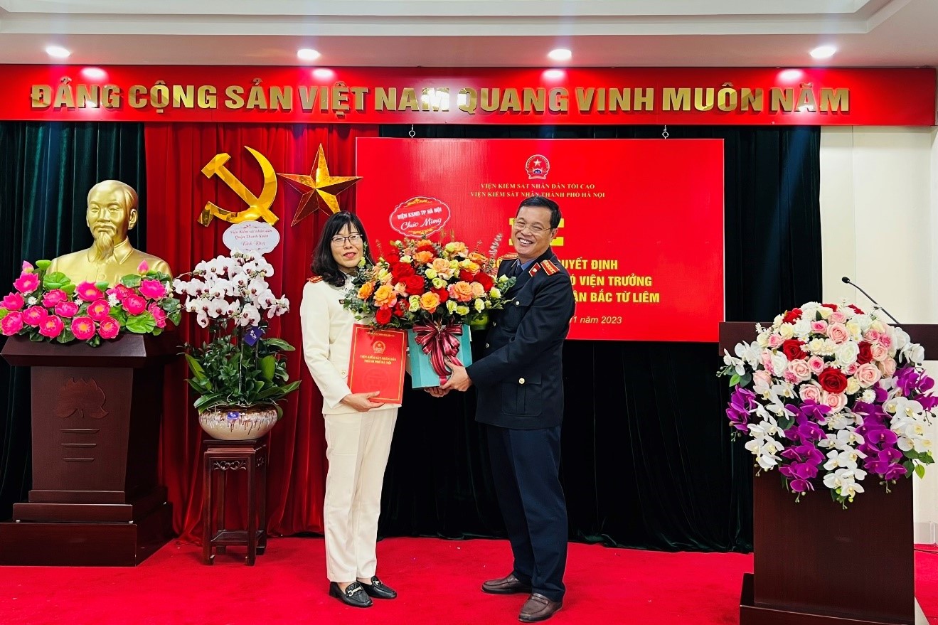 VKSND TP Hà Nội công bố và trao các quyết định về công tác cán bộ