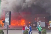 Một tiệm tạp hóa bất ngờ bốc cháy dữ dội ở TP Buôn Ma Thuột