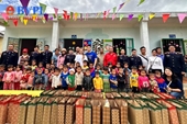 VKSND huyện Điện Biên phối hợp tặng quà hộ dân nghèo và học sinh vùng cao