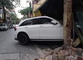 Nữ tài xế ô tô Mercedes tông sập tường nhà dân trên phố cổ Hà Nội