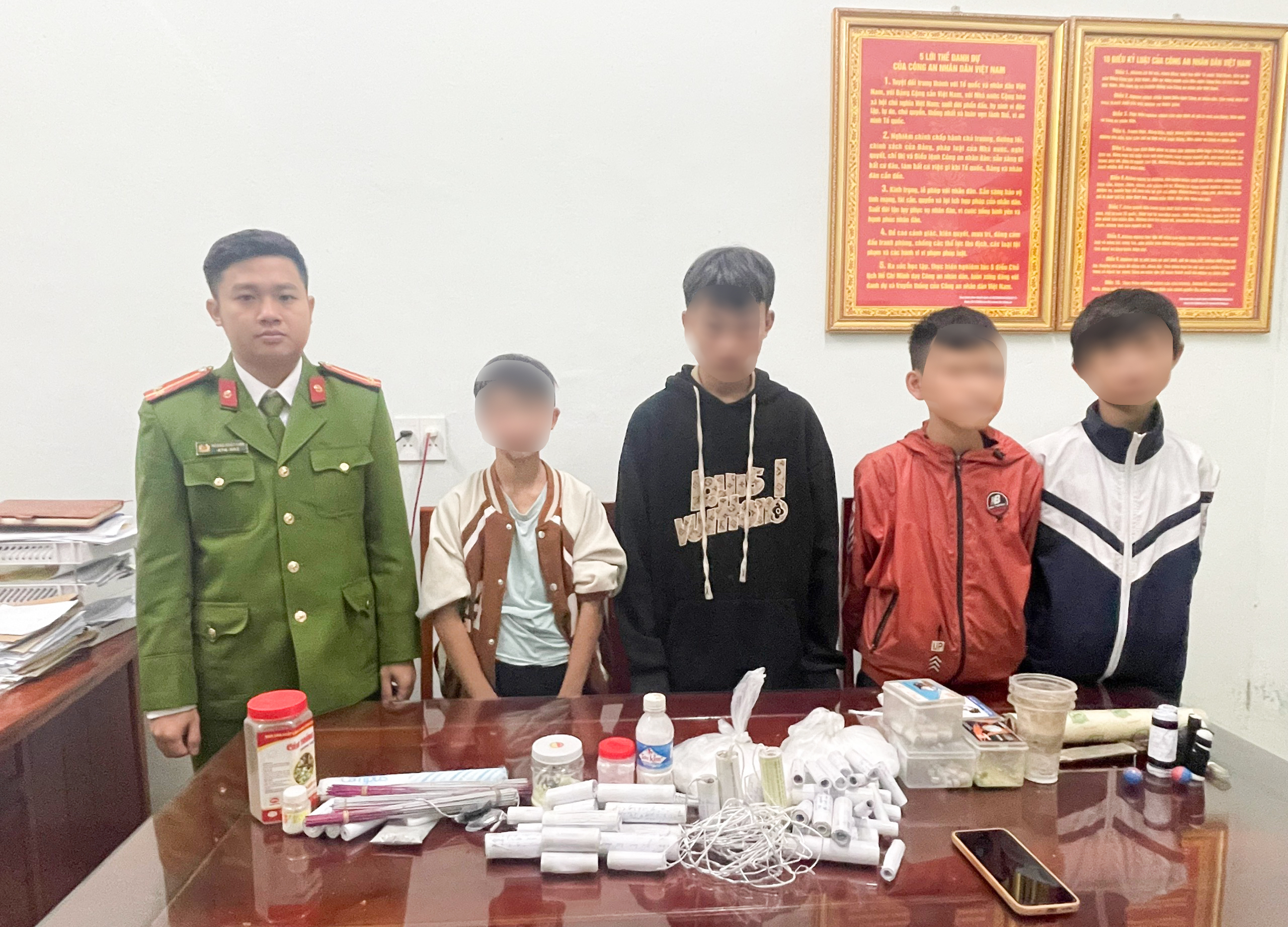 Nhóm học sinh THCS lên mạng mua tiền chất chế tạo pháo nổ