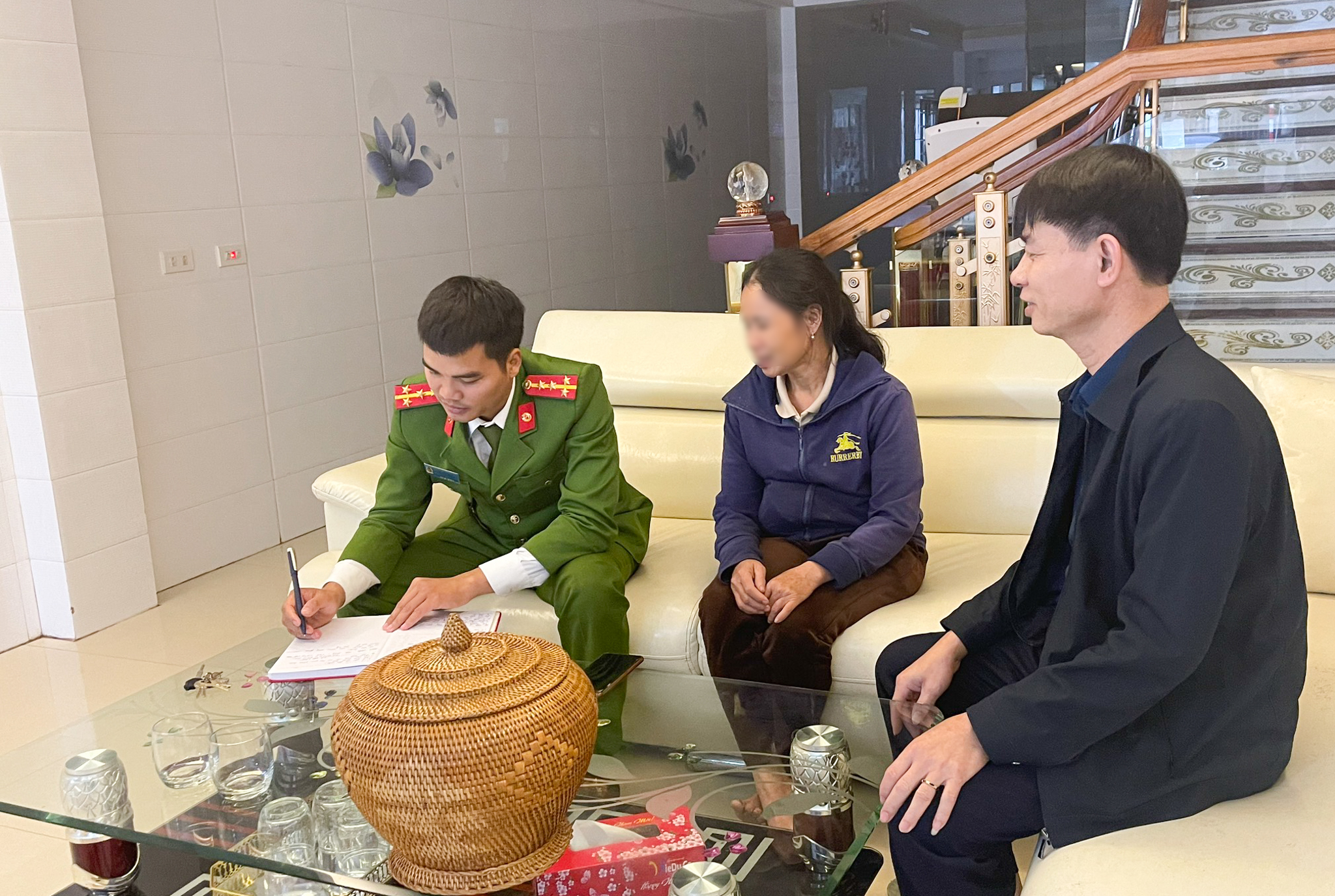 Công an - chủ cửa hàng vàng bạc kịp thời ngăn chặn vụ lừa đảo qua mạng giả danh Công an