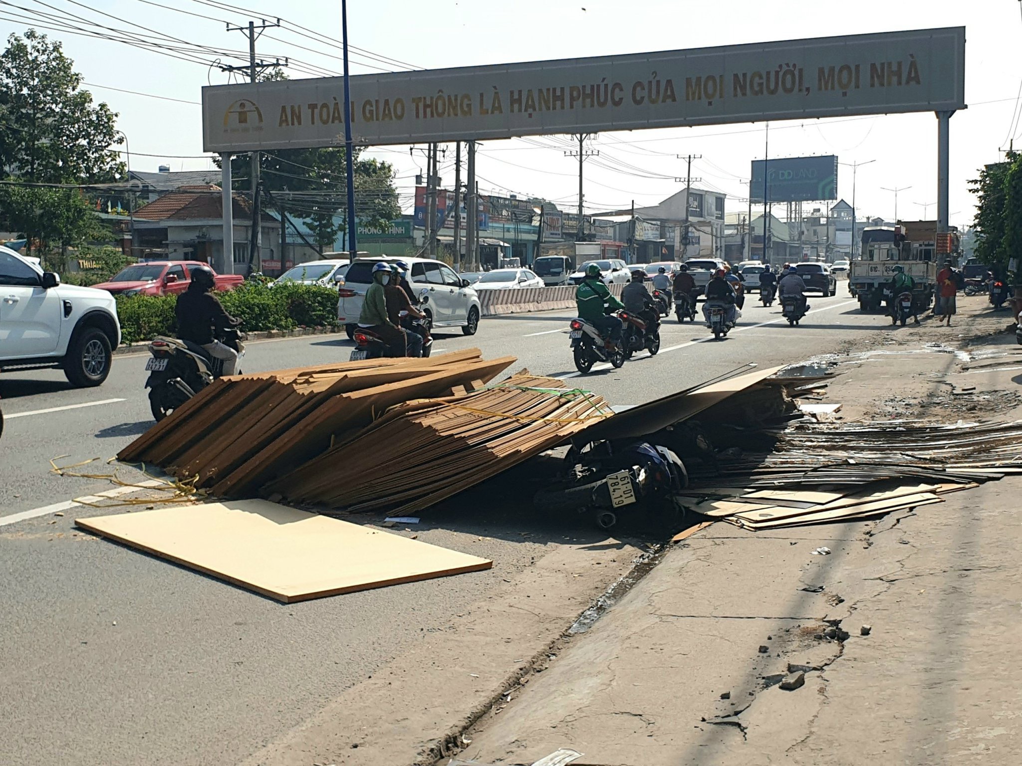 CLIP Người đàn ông sống sót thần kỳ sau khi bị hàng tấn gỗ MDF đè lên