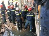 Hình ảnh Cảnh sát lội bùn, đào bới tìm kiếm nạn nhân trong đống đổ nát