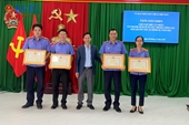 Chủ tịch UBND thị xã Điện Bàn tặng Giấy khen cho tập thể và cá nhân VKSND thị xã Điện Bàn