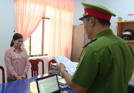 Tống đạt Quyết định khởi tố “chủ hụi” lừa đảo chiếm đoạt hơn 5 tỉ đồng