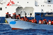 Tàu chở người di cư đắm ngoài khơi Libya, 61 người chết đuối