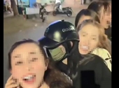 5 cô gái đi trên 1 xe máy rồi quay clip để khoe trên mạng xã hội