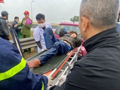 Cứu nạn nhân mắc kẹt trong xe container bị lật trên cao tốc Hà Nội - Hải Phòng