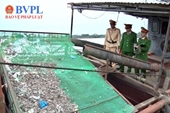 Bắt quả tang 2 tàu khai thác cát trái phép giữa đêm trên sông Ninh Cơ