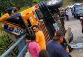 CLIP Xe buýt gặp tai nạn trên cầu, 19 người tử nạn
