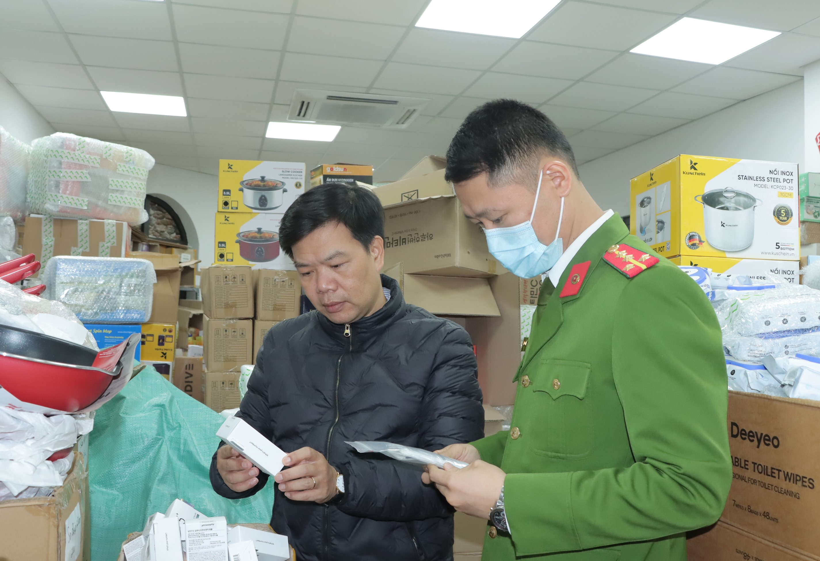 Kiểm tra kho hàng của hot girl , phát hiện loạt hàng hóa không rõ nguồn gốc