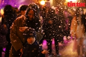 Người dân Hà Nội lần đầu ngắm tuyết rơi trong đêm Noel trên phố đi bộ