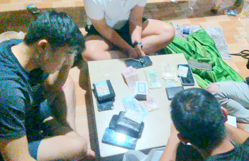 Bắt giữ nhóm thanh niên tổ chức đánh bạc trong quán cà phê