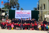 VKSND TP Điện Biên Phủ phối hợp tặng quà người dân nghèo và học sinh vượt khó