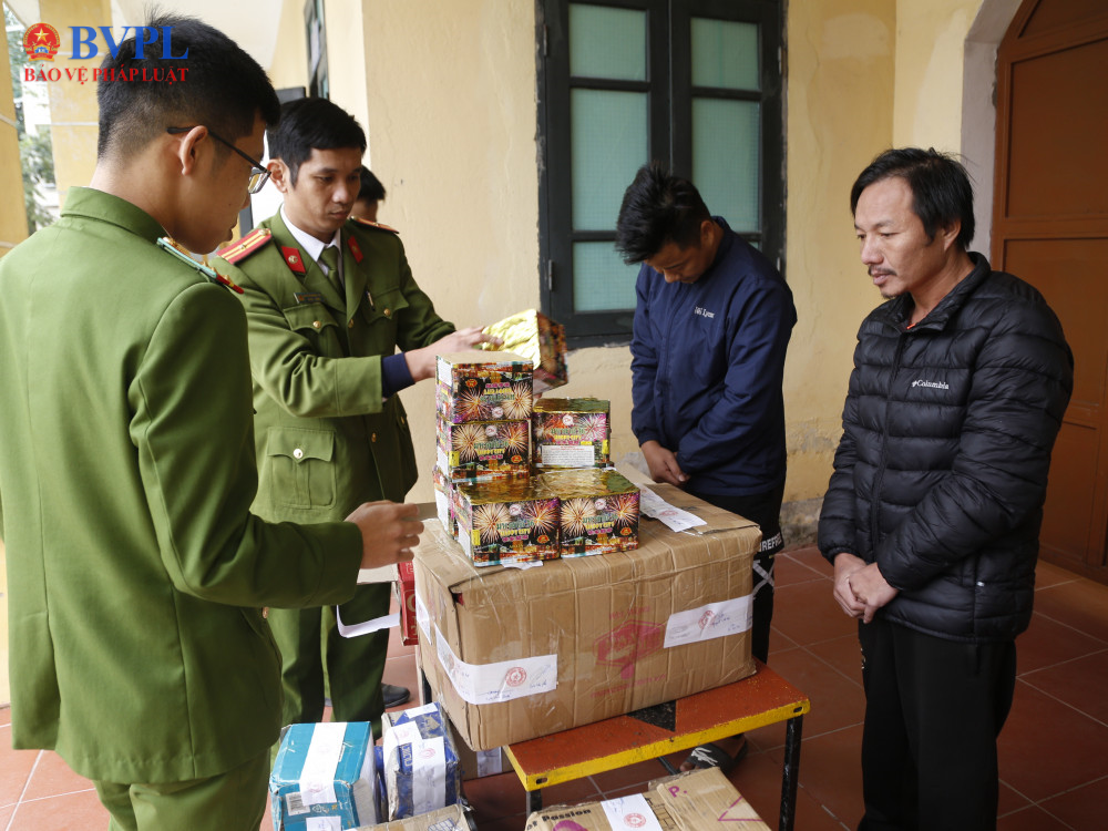 Phê chuẩn khởi tố 2 đối tượng buôn bán, tàng trữ pháo