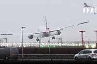Boeing 777 vẫy cánh , chồm chồm trên đường băng khi cố gắng hạ cánh trong cơn bão