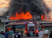 Cháy lớn tại chợ kinh doanh quần áo đúng ngày cuối năm, gây thiệt hại nhiều tỉ đồng