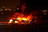 Máy bay chở 379 người bốc cháy sau khi hạ cánh