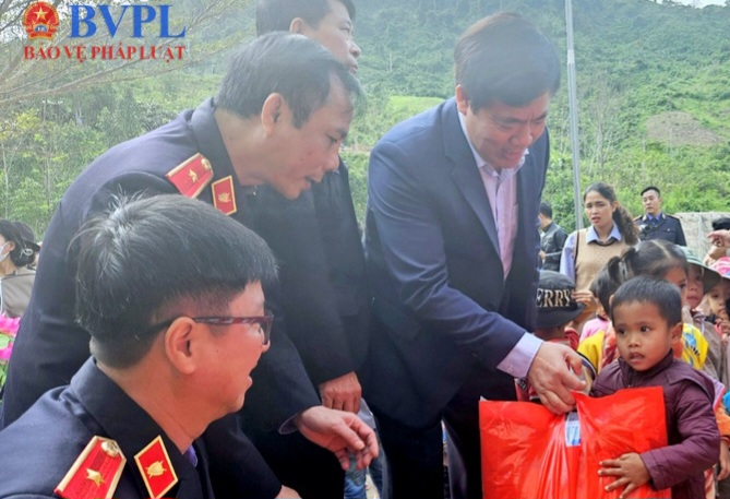 Cơ quan điều tra VKSND tối cao tặng quà, chia sẻ khó khăn với học sinh vùng cao