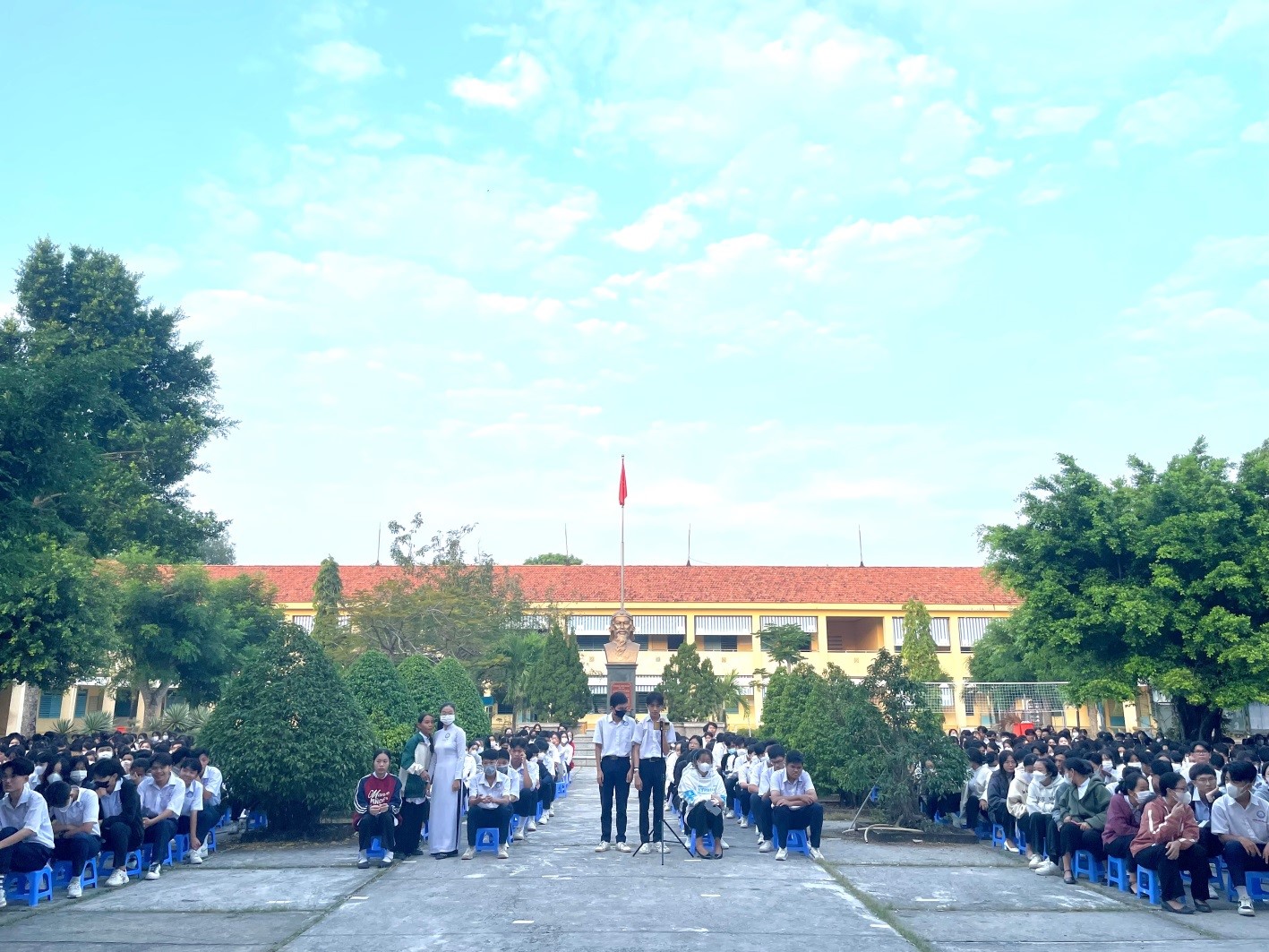 VKSND huyện Chợ Mới hỗ trợ học sinh có hoàn cảnh khó khăn