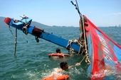 Tàu cá bị tàu vận tải đâm chìm, 5 thuyền viên được cứu vớt