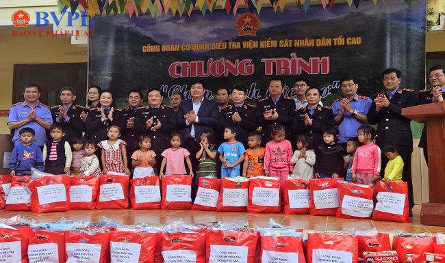 Cơ quan điều tra VKSND tối cao tặng quà, chia sẻ khó khăn với học sinh vùng cao