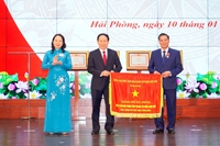 Phó Chủ tịch nước trao Huân chương Lao động tặng Chủ tịch TP Hải Phòng