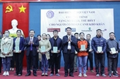 Tổng Giám đốc Nguyễn Thế Mạnh tặng sổ BHXH, thẻ BHYT đến người khó khăn