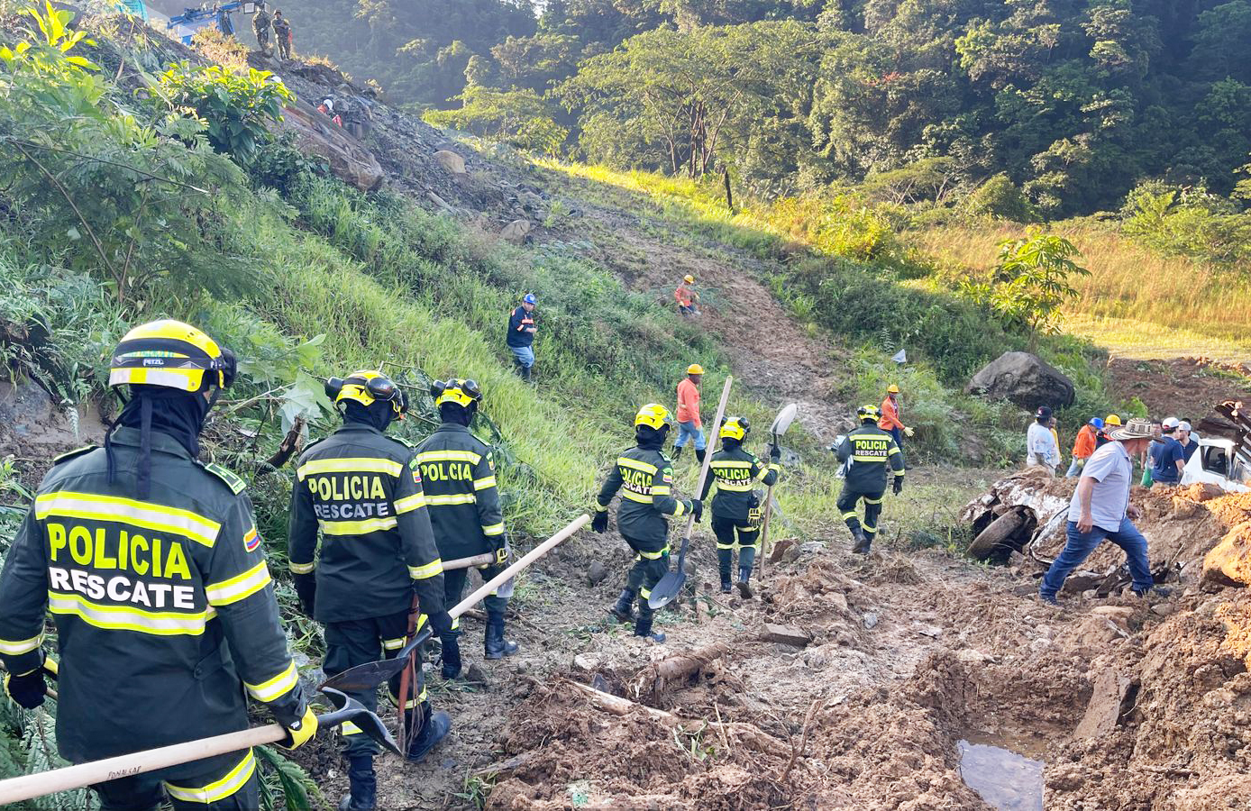 Lở đất vùi lấp nhiều xe ô tô đang lưu thông, 33 người thiệt mạng