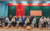VKSND huyện Đoan Hùng tuyên truyền pháp luật, tặng xe đạp cho học sinh nghèo