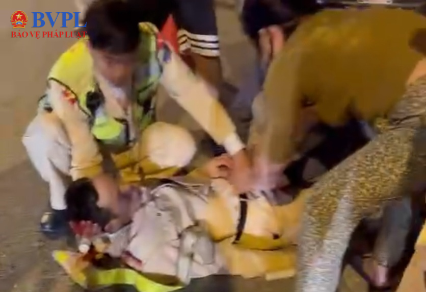 Nam sinh tông ngã CSGT, thông chốt đo nồng độ cồn