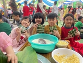 Học sinh Hà Nội hào hứng gói bánh chưng, tìm hiểu về Tết cổ truyền dân tộc