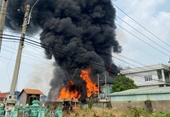 CLIP Lửa bùng cháy dữ dội tại Công ty sản xuất nệm, nhiều tài sản bị thiêu rụi