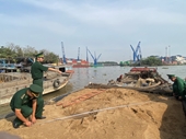 Phát hiện 12 đối tượng dùng ghe hút cát lậu trên sông Đồng Nai