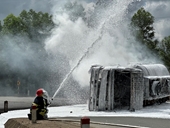 Xe bồn chở gần 12 000 lít xăng, dầu bị nổ lốp bốc cháy ở Đắk Lắk