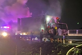 Xe tải bốc cháy dữ dội trên cao tốc Mỹ Thuận - Cần Thơ