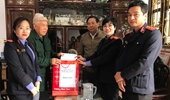 Công đoàn VKSND huyện Đoan Hùng tặng quà Tết các hộ nghèo và nạn nhân chất độc da cam
