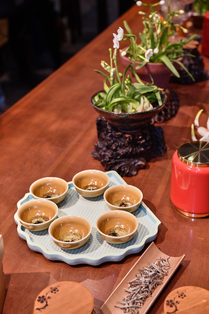 Cận Tết, cùng thưởng trà, ngắm hoa thuỷ tiên