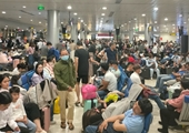 Sân bay Tân Sơn Nhất đông nghẹt người, vật vờ chờ bay về quê đón Tết