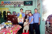 VKSND TP Trà Vinh thăm và tặng quà Mẹ Việt Nam anh hùng